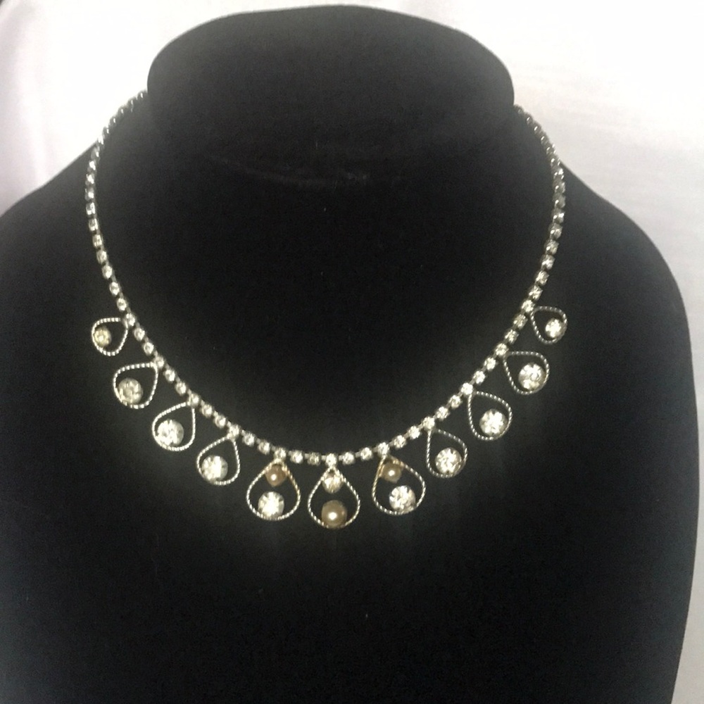 Vintage Leo glass necklace